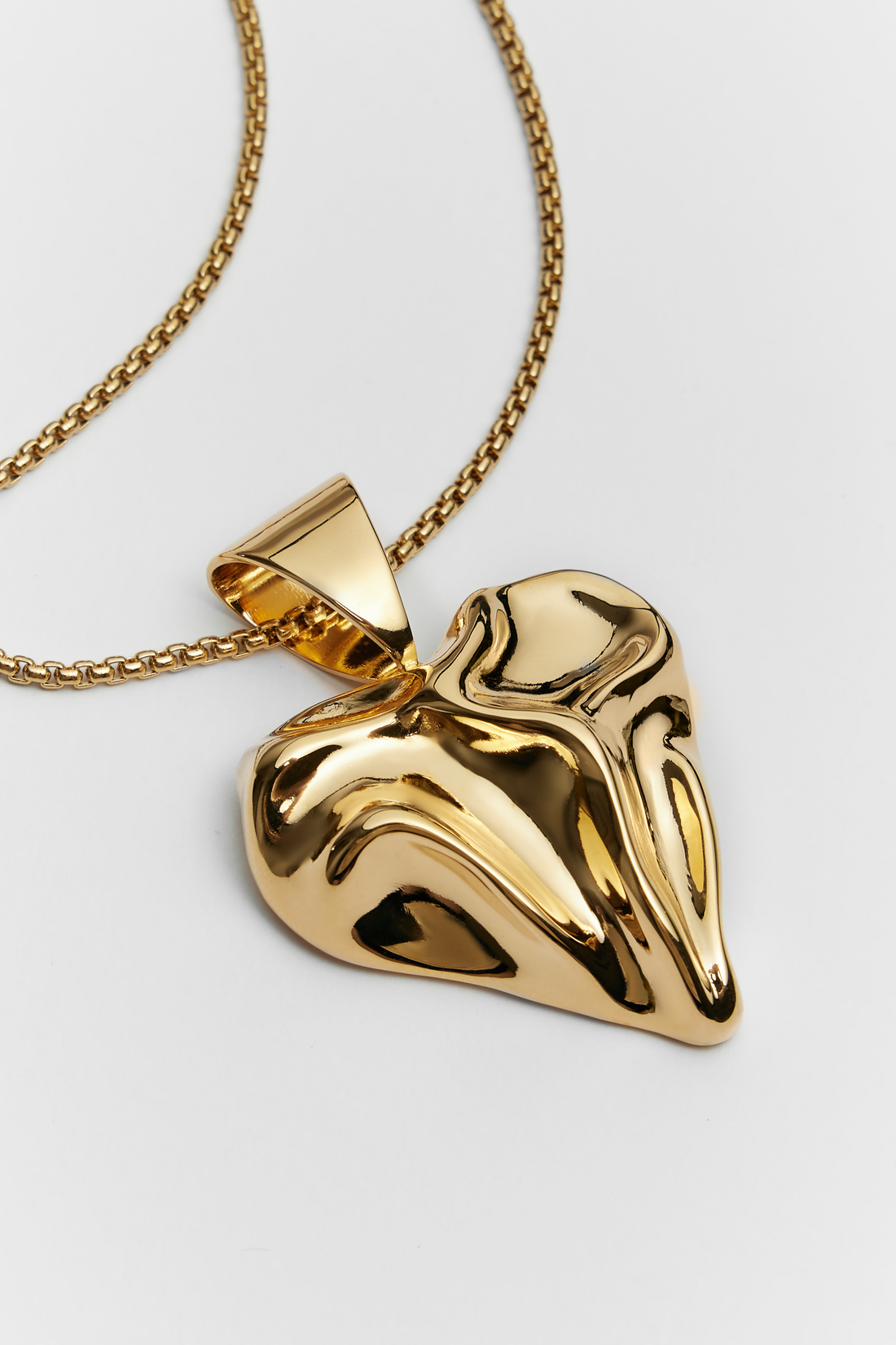 Big Heart Pendant on a Chain in gold
