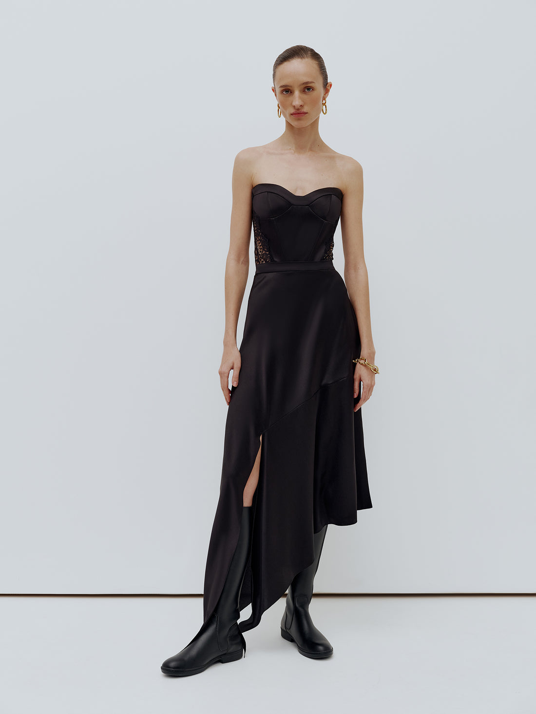 Asymmetric skirt