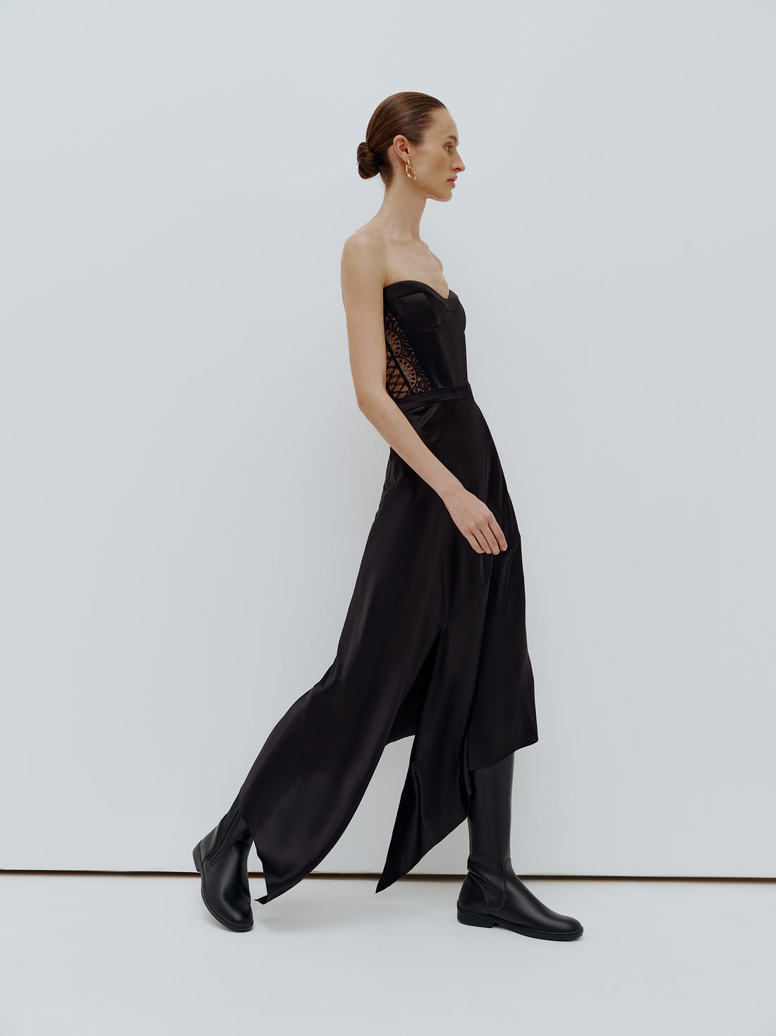 Asymmetric skirt