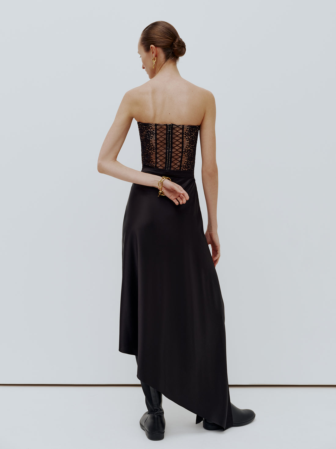 Asymmetric skirt