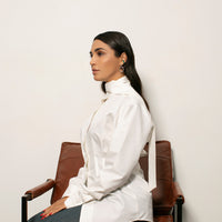 Structured shirt with a tie