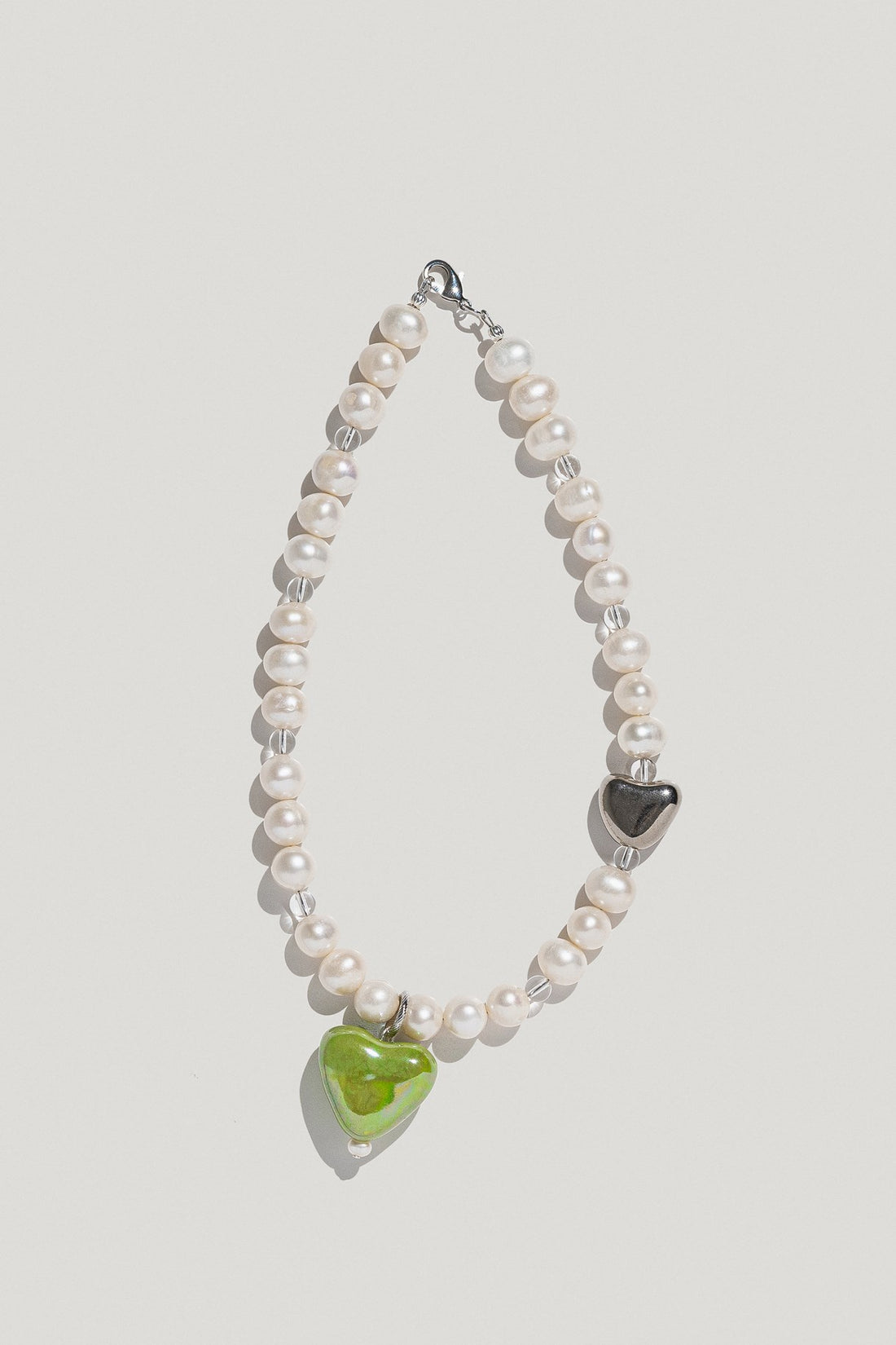 Skarb necklace with pearls and 2 porcelain hearts in green