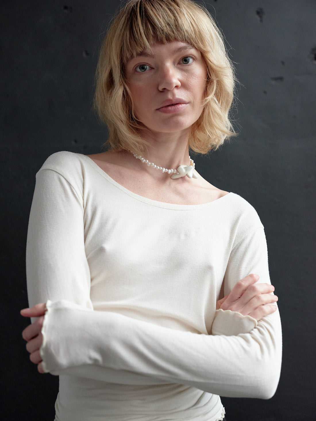 Myrni necklace with ear-shaped pearls and two porcelain birds