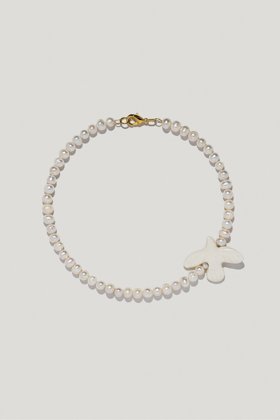 Myrni necklace with medium-sized pearls and porcelain bird