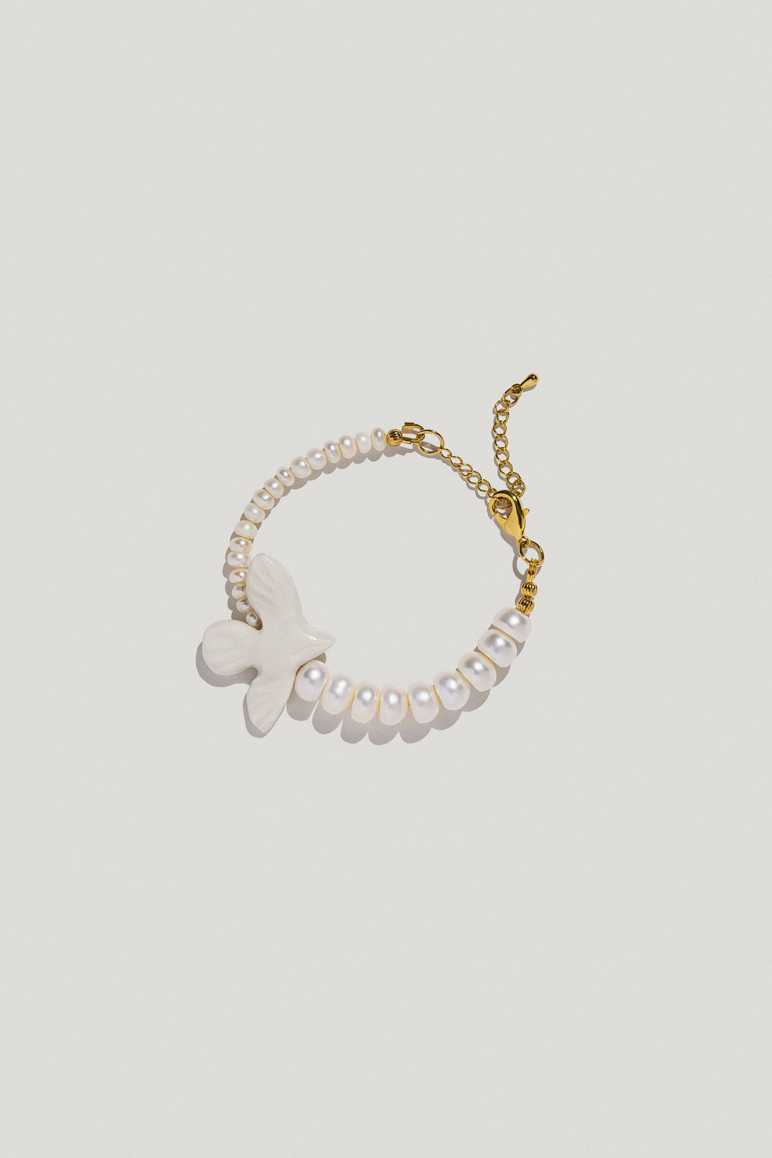 Myrni bracelet with two types of pearls and a porcelain bird