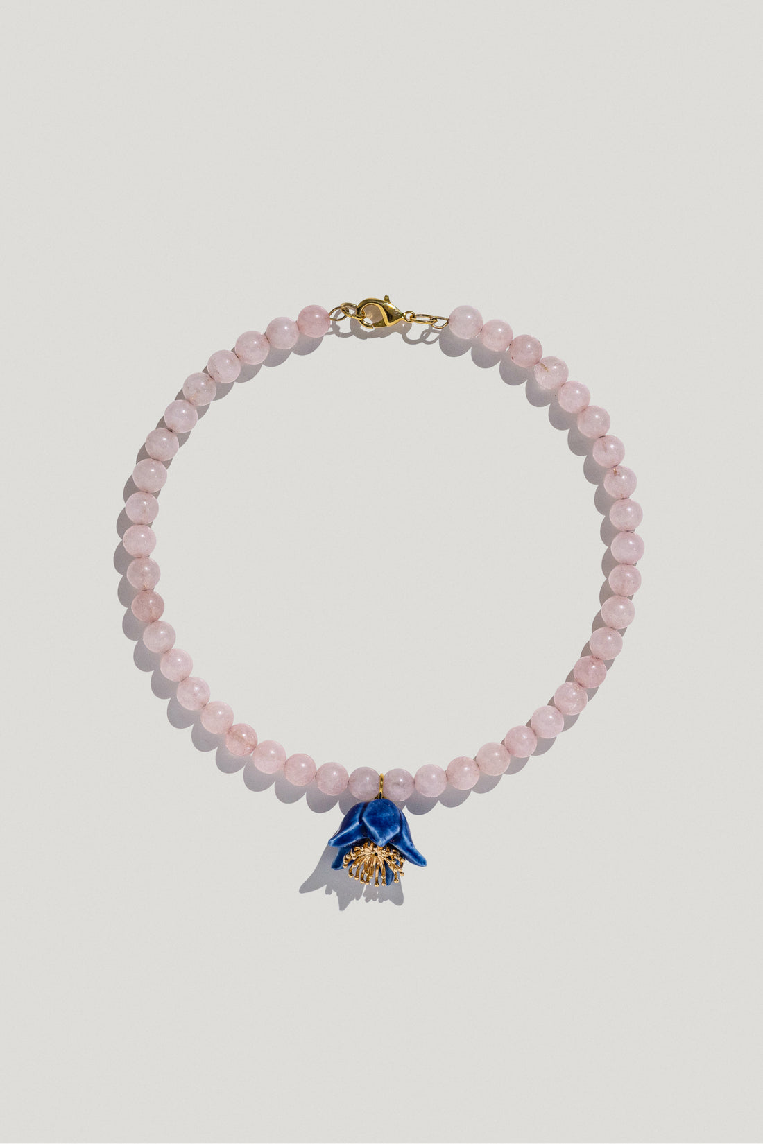 Polysk necklace with bubble-gum quartz and a blue flower