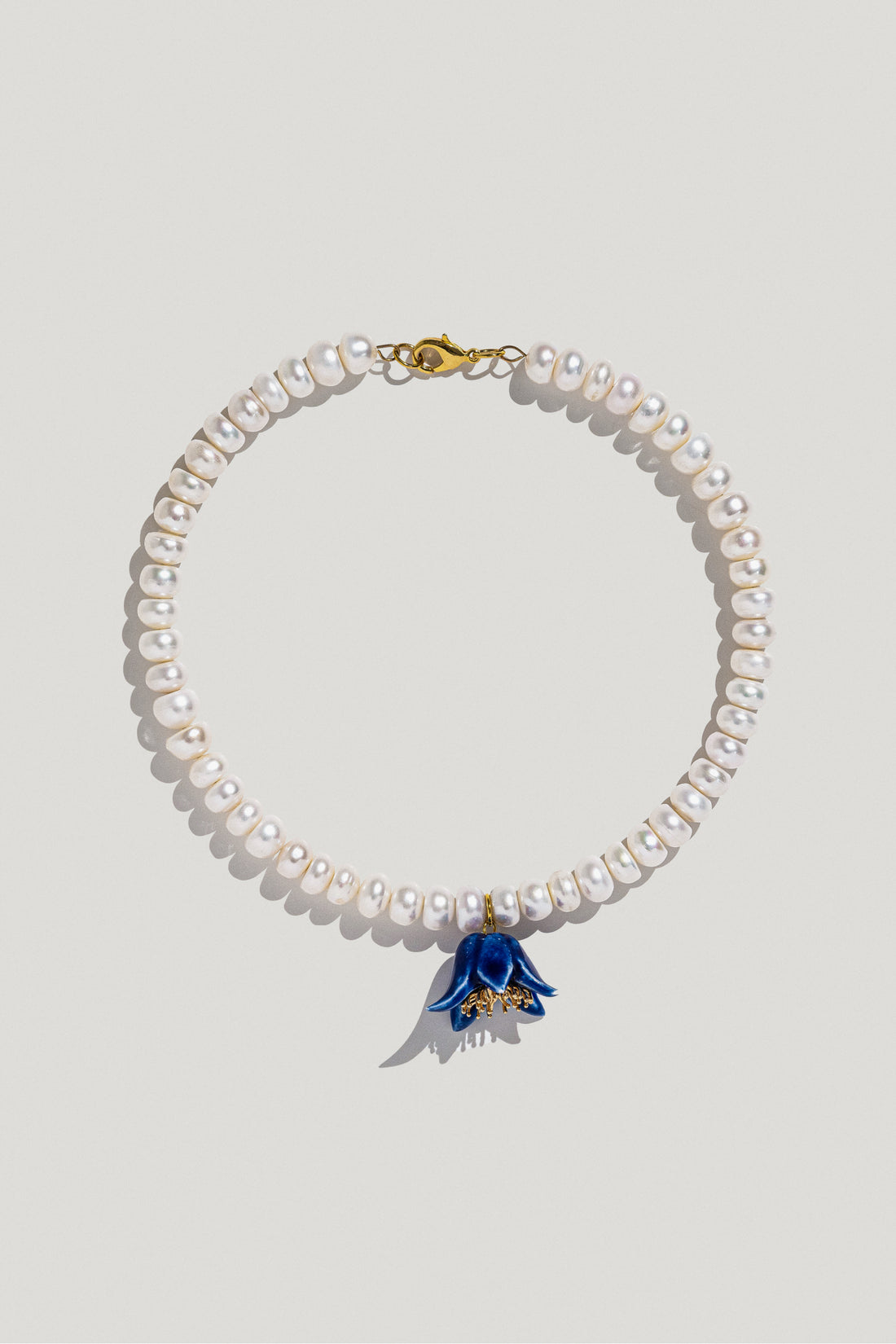 Polysk necklace with pearls and a blue porcelain flower