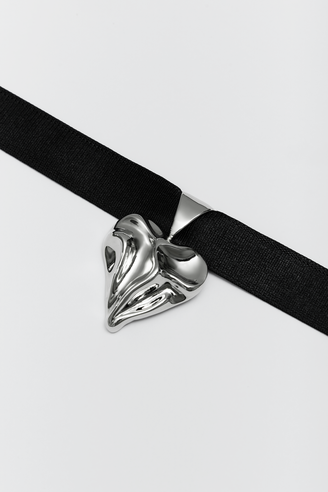 Self-love Choker in platinum