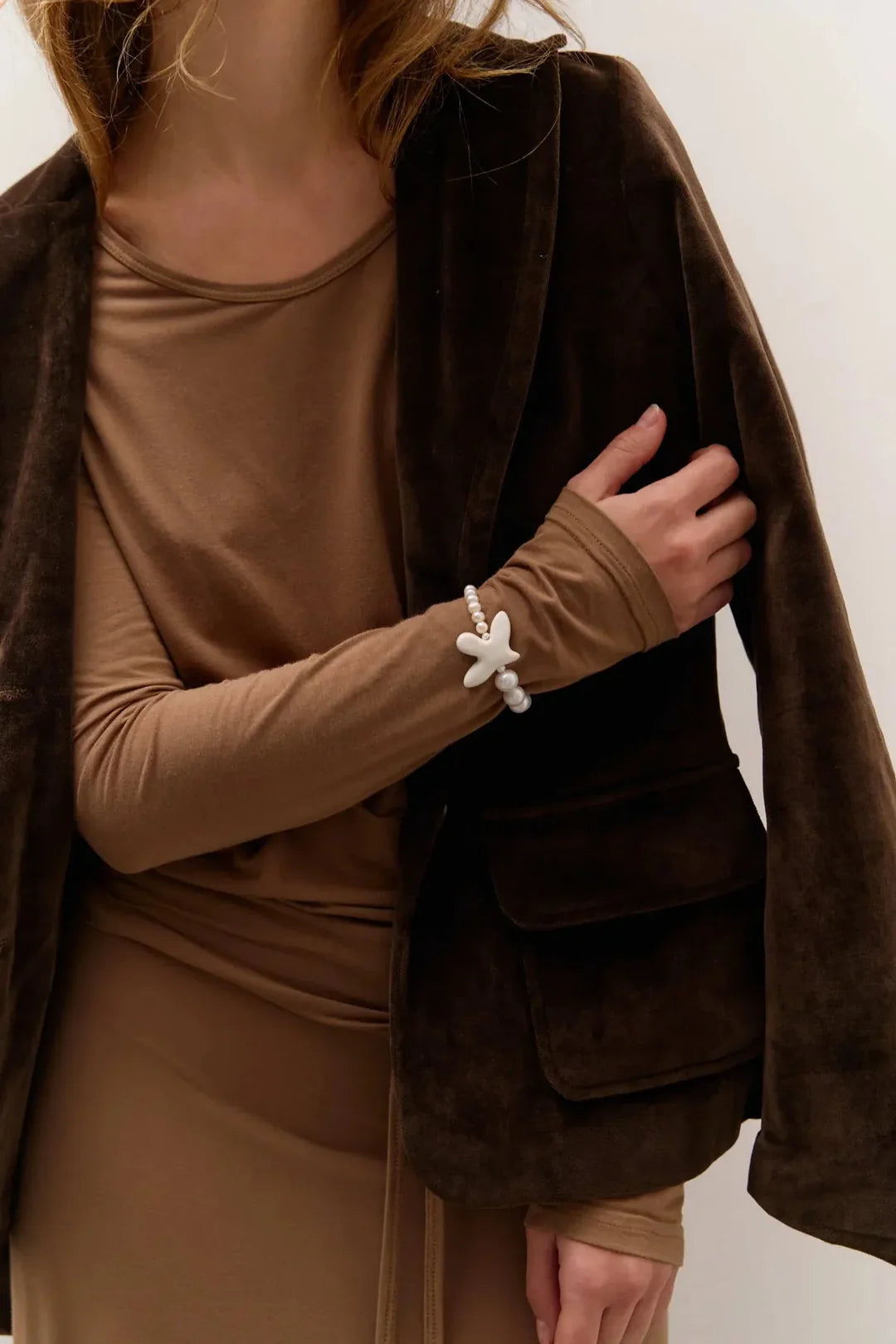 Myrni bracelet with two types of pearls and a porcelain bird