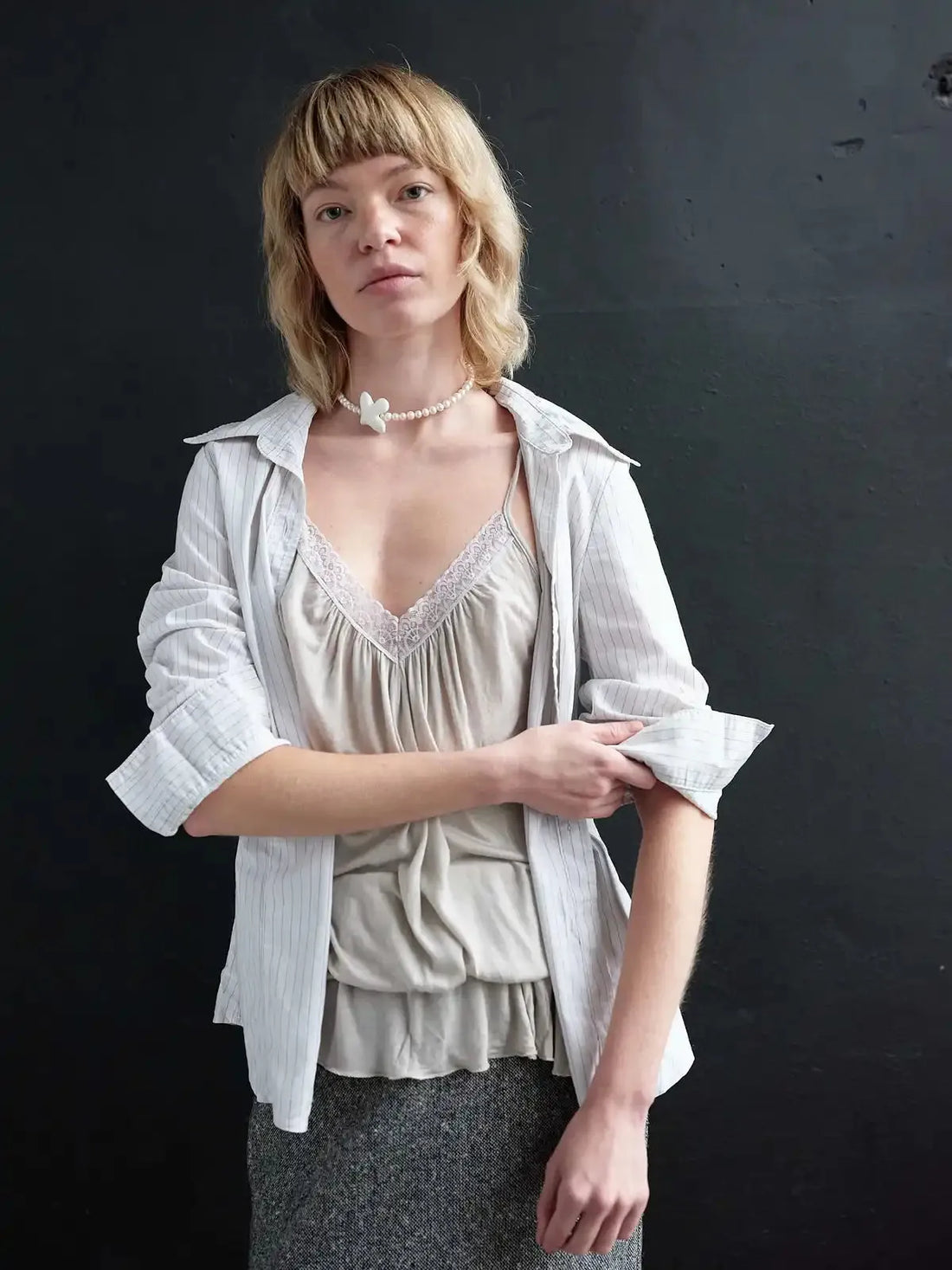 Myrni necklace with medium-sized pearls and porcelain bird