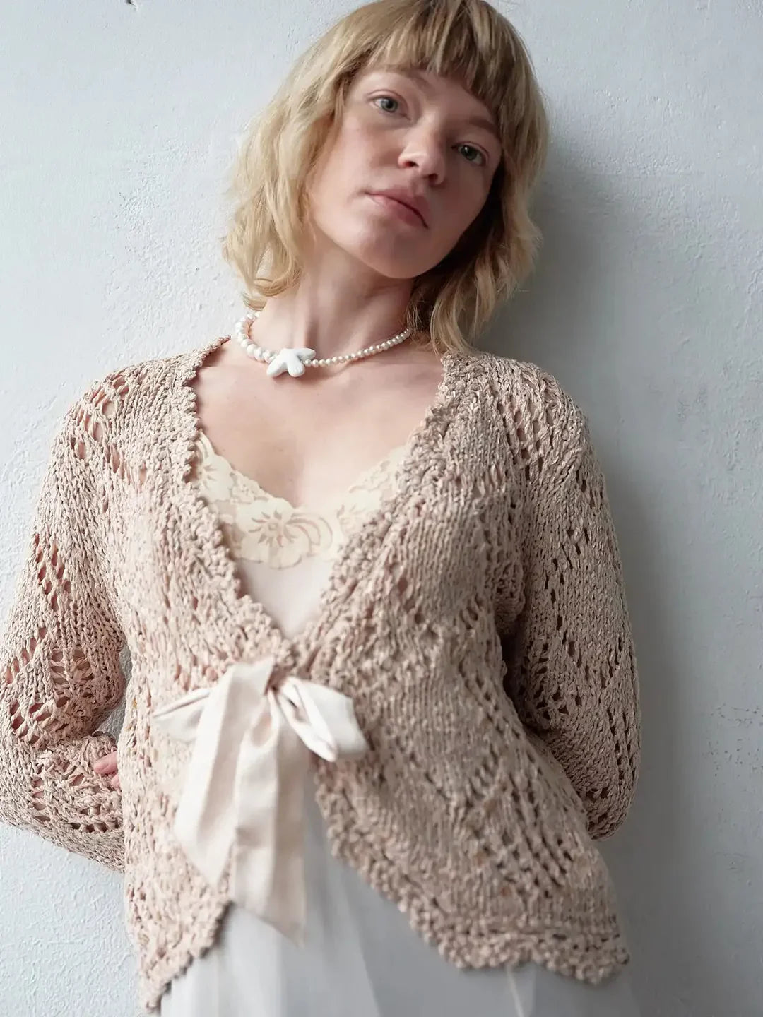 Myrni necklace with double-sized pearls and a porcelain bird