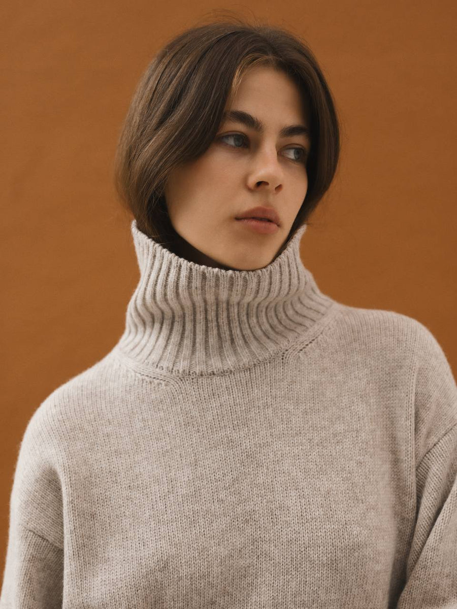 Basic Cashmere Sweater in beige