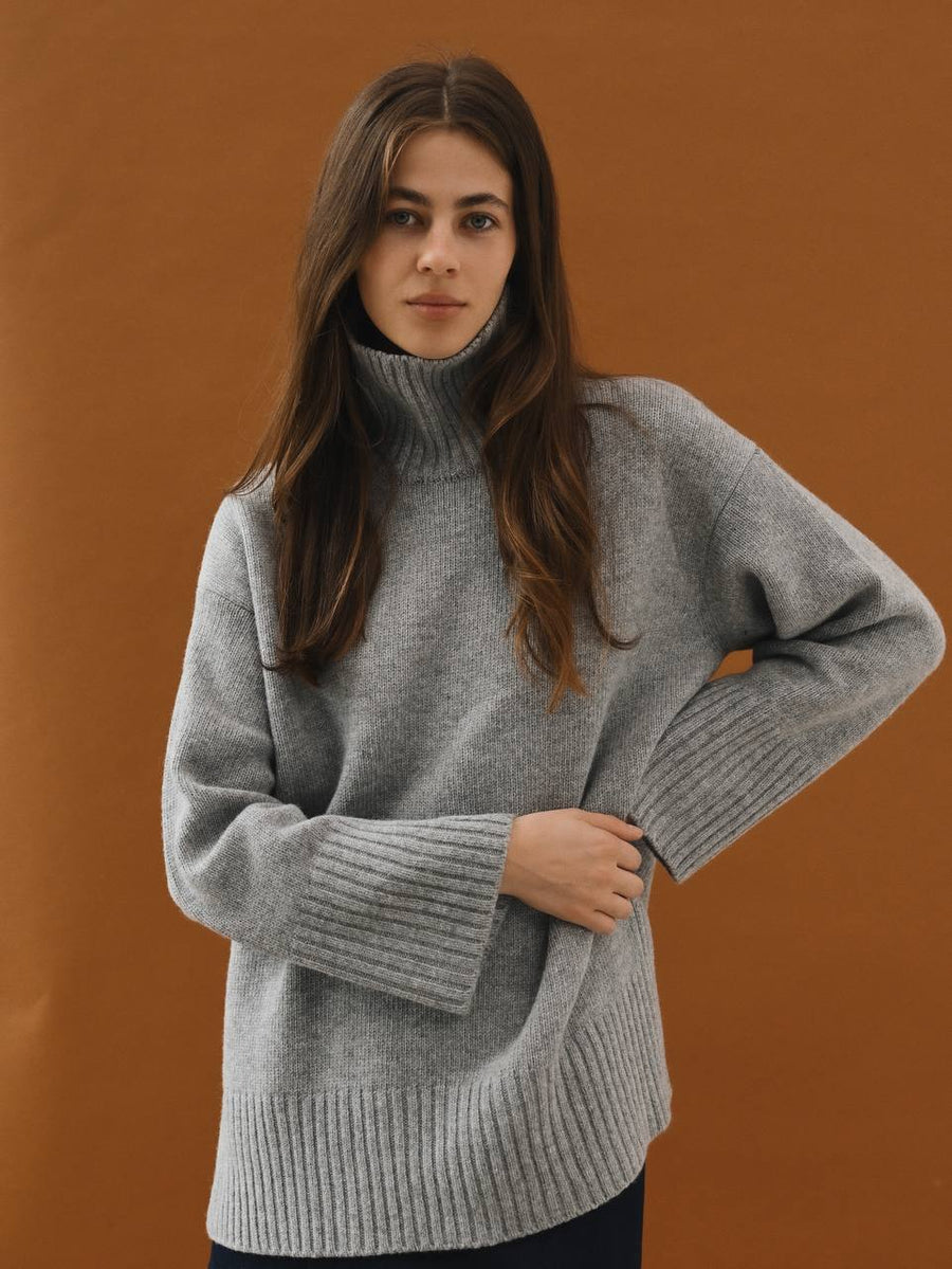 Basic Cashmere Sweater in grey